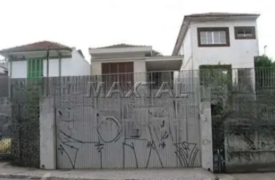 Casa assobradada com 190m², 3 dormitórios, 4 banheiros e 4 vagas de garagem.