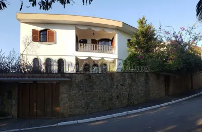 Sobrado à venda com 414m². Com 4 suítes e 6 vagas de garagem - Jardim Virginia Bianca.