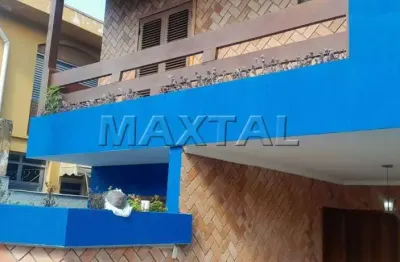 Sobrado para locação de 3 pavimentos, 4 dormitórios, 2 suítes, 4 vagas e churrasqueira, de 367m².