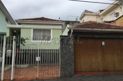 Sobrado à venda com 3 dormitórios, 2 suítes, 3 banheiros e vaga de garagem.