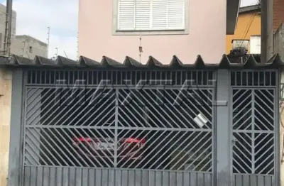 Casa com 3 quartos, 2 banheiros, 2 salas, edícula, churrasqueira e 2 vagas.