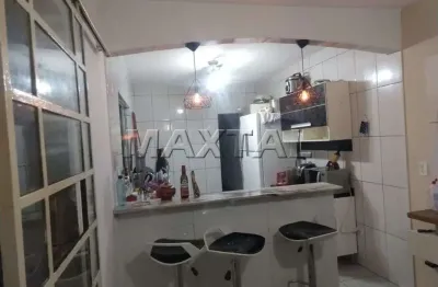 Sobrado com 3 dormitórios, 1 banheiro, 1 sala, 1cozinha, 2 vagas de garagem e quintal amplo.