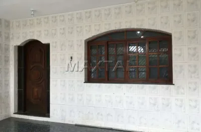 Sobrado de 3 andares à venda, de 138m², na vila sabrina, com edícula e quintal.