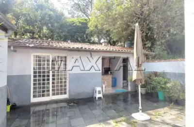 Casa à venda com 320 mts, 3 quartos, 3 suítes, 2 banheiros, quintal com pomar, 6 vagas de garagem