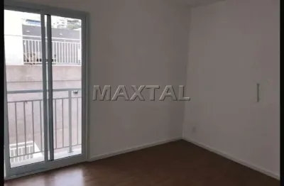 Apartamento de condomínio, 47m², 2 dormitórios, 1 sala, 1 banheiro, área de serviço e varanda.
