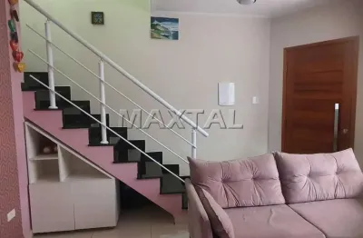 Casa em condomínio fechado, 2 suítes, cozinha, banheiro, sala, área, vagas de moto e carro.