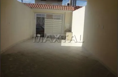 Casa assobradada de 216 m², 3 suítes 1 lavabo, cozinha, quintal e 2 vagas de garagem.