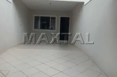 Casa assobradada de 216m², 3 quartos, 3 suítes, 1 closet, sala, cozinha, lavabo e 2 vagas.