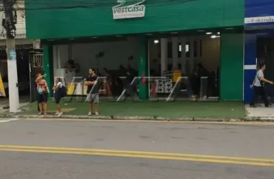 Casa comercial salão principal: 296 m² de área livre, proporcionando um ambiente versátil