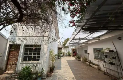 Sobrado, 2 quartos, sala, cozinha, banheiro. casa térrea ,1 quarto, sala, cozinha e 9 vagas.