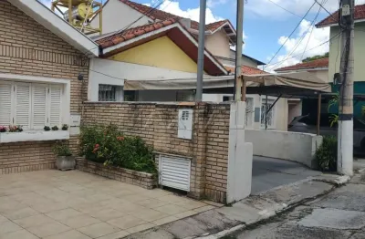 Casa térrea de vila com 2 dormitórios e 2 vagas totalmente reformado, na região da Brás Leme.