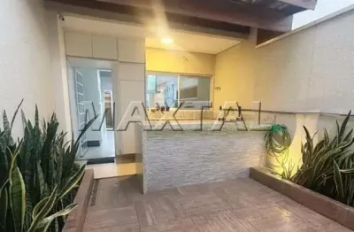 Sobrado à  venda de 171m², com 3 dormitórios e 2 vagas e portão automático, na água fria.