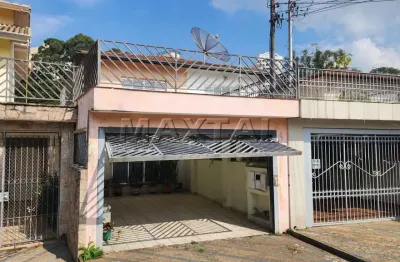Sobrado espaçoso com 3 dormitórios, 4 banheiros e 2 vagas