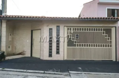 Casa à venda com 2 dormitórios, sendo 1 suíte, 1 sala de estar, cozinha, quintal com churrasqueira.