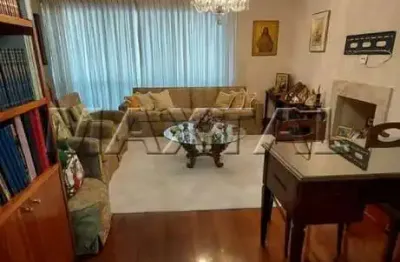 Apartamento de 166m², com 5 quartos, 3 suítes, 2 salas, sacada e 2 vagas de garagem.