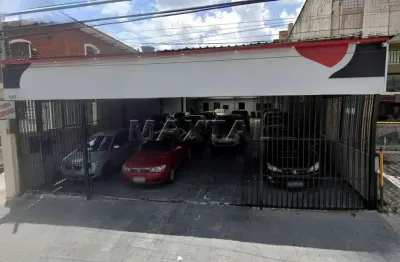 Loja com 300m², 2 banheiros, 2 salas, 30 vagas carros pequenos e 25 grandes.