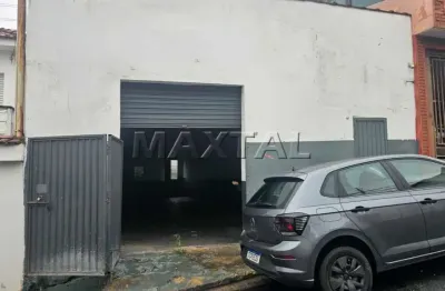 Galpão para locação de 240m², com 2 banheiros, na vila medeiros.