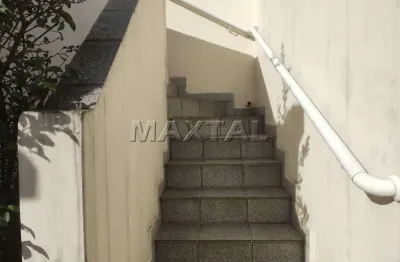 Sobrado em santana de 90m² 3 dormitórios, 1 vaga, quintal e garagem coberta.