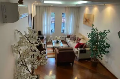 Sobrado à venda de 175m² com 3 dormitórios, sacada, quintal e 5 vaga, na vila nova mazzei.