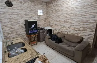 Casa térrea com 66m², 2 dormitórios, cozinha, 1 banheiro, vaga para 1 automóvel.