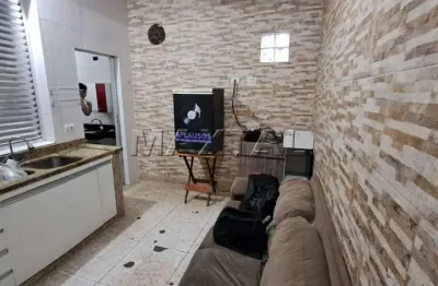 Casa com 66m², 2 dormitórios, cozinha, 1 banheiro, vaga para 1 automóvel.