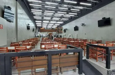 Restaurante com 250m², todo em piso frio, com 160 lugares, cozinha moderna e funcional.