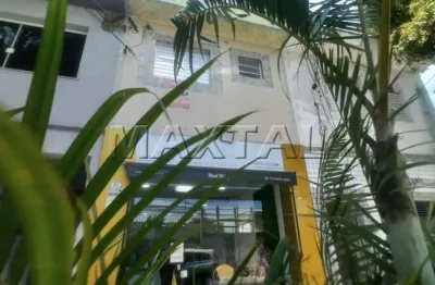 Kitnet sobreloja ao lado do metrô santana, um ambiente com pia, tanque e 01 banheiro.