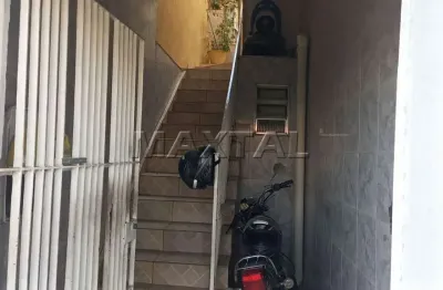 Casa com 200m², sendo 1 casa de frente, 2 fundos, 2 espaços de comércio, área de serviços aberta