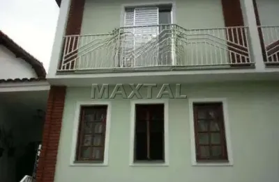 Casa à venda com 3 quartos, 1 suíte com sacada, 4 vagas de garagem e 4 banheiros.