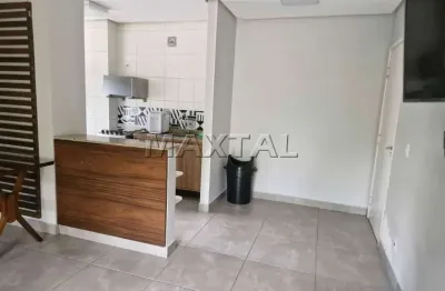 Apartamento 2 quartos, 1 suíte, sala com varanda, área, banheiro e vaga de garagem.