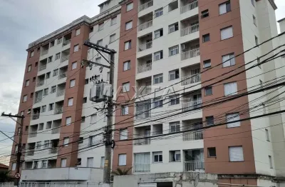 Apartamento todo reformado com 02 quartos, varanda envidraçada 01 vaga e prédio com lazer.