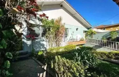 Casa a venda com 3 quartos, sendo 1 suíte, 3 vagas de garagem e 2 banheiros.