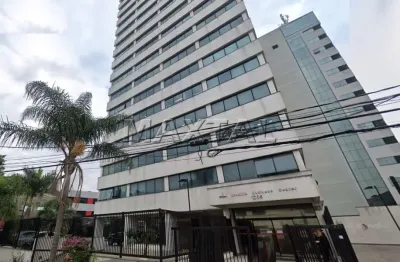 Sala comercial  á venda de 46m², mobiliada, com 2 banheiros e vaga de garagem.