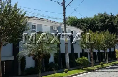 Casa em condomínio com 220m², 3 dormitórios, 3 suítes, 4 banheiros e 2 vagas.