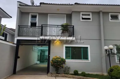 Casa em condomínio com 220m², 3 dormitórios, 3 suítes, 4 banheiros e 2 vagas.