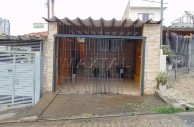 Casa com 2 vagas de garagem, 100m², 3 quartos 1 suíte, 2 banheiros, quintal e área de serviço.