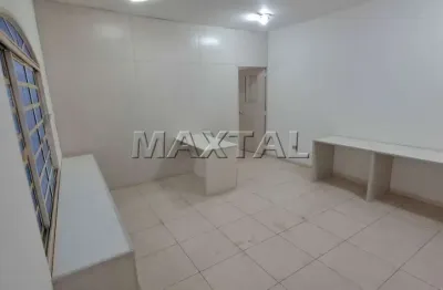 Sala comercial com 60m², toda em piso frio, 2 salas amplas, 3 banheiros, copa cozinha e terraço