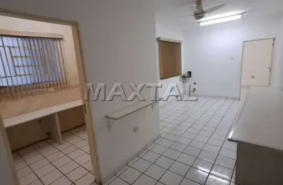 Sala comercial com 60m², toda em piso frio, 2 salas amplas, 2 banheiros, copa cozinha.