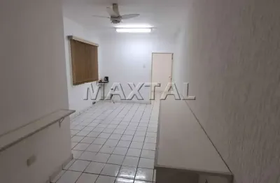 Sala comercial com 60m², toda em piso frio, 2 salas amplas, 2 banheiros, copa cozinha.