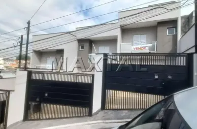 Sobrado novo à venda com 3 quartos, 3 banheiros e 2 vagas, na vila romero.