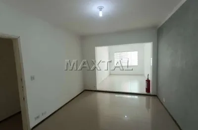 Sala com 2 ambientes, 32m², 1 toalete, toda em piso frio em região comercial da zona norte.