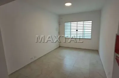 Sala com 2 ambientes, 32m², 1 toalete, toda em piso frio em região comercial da zona norte.