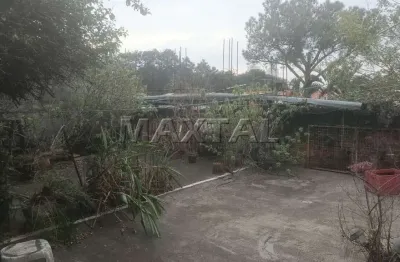 Casa antiga à venda com terreno amplo para investidores, conta com 238m², na vila rosa.