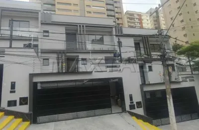 Casa à venda de 4 quartos sendo 3 suítes, 4 banheiros e 2 vagas, na Santa Teresinha.