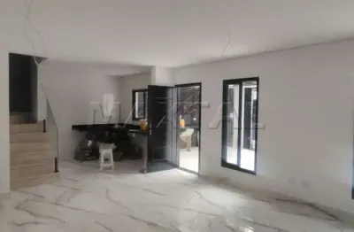 Casa à venda de 4 quartos sendo 3 suítes, 4 banheiros e 2 vagas, na Santa Teresinha.