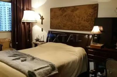 Apartamento de 150 m² com sacada de 4 dormitórios, sendo 1 suíte, e 2 vagas, no morumbi.