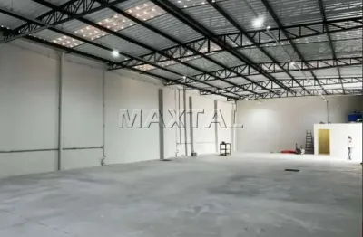 Galpão com 400 metros de área construída, 2 banheiros, escritório, refeitório e 20 vagas de garagem.