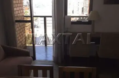 Apartamento, com sacada, para locação, possui 1 suíte, cozinha americana e 1 vaga, em moema.