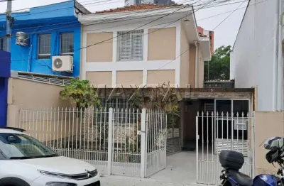 Sobrado, 120m² com 2 dormitórios, sala ampla, cozinha, quintal e 2 vagas.