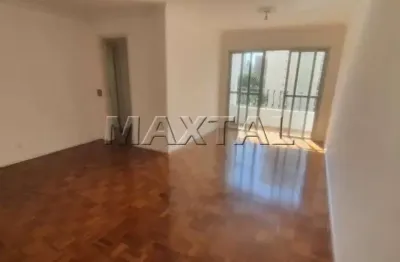 Apartamento à venda com sacada, 02 dormitórios e 02 vagas de garagem, em moema.